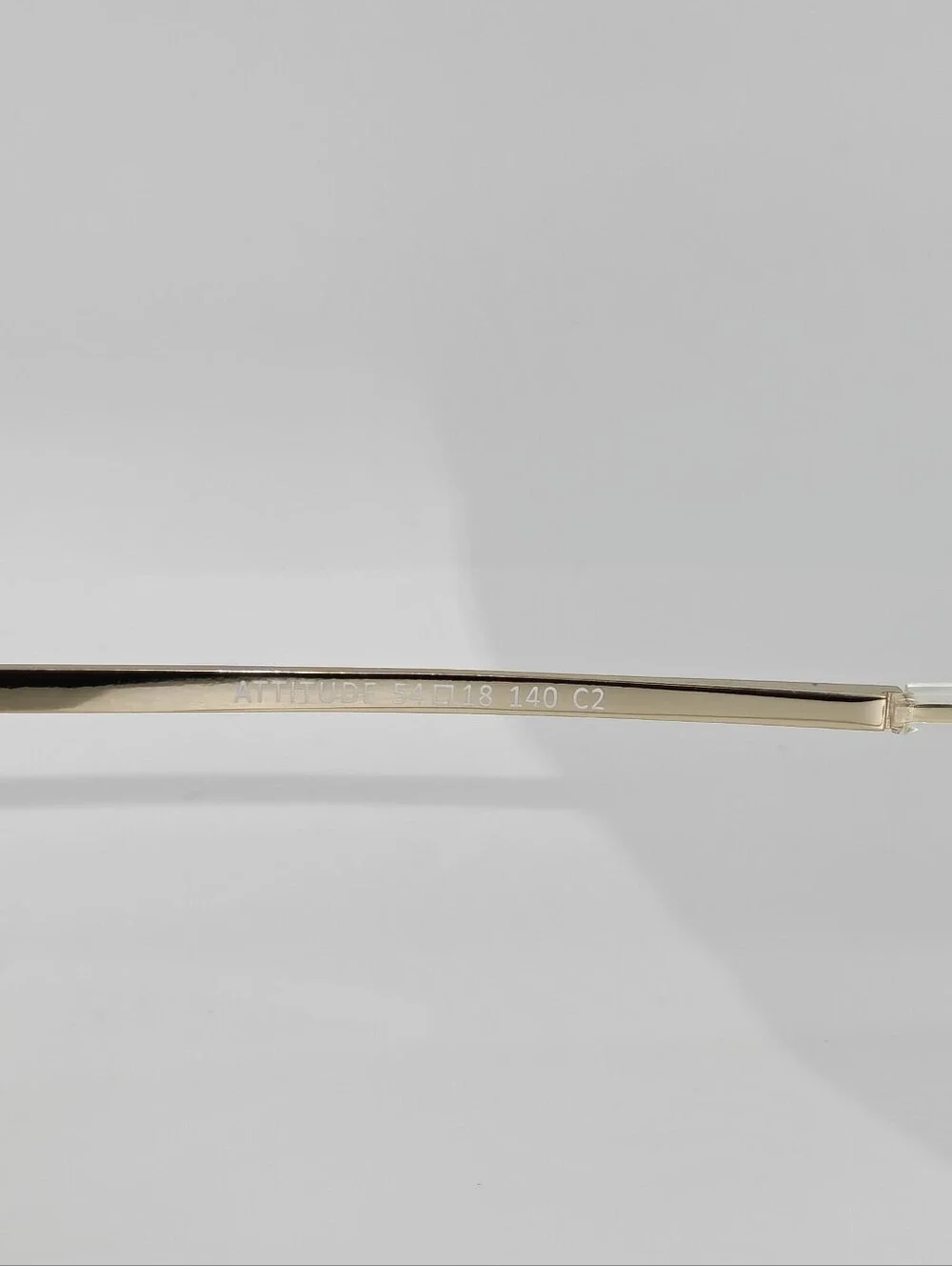 Atitude. Clear Round Frame Gold Temples. Women's Glasses - Transparent